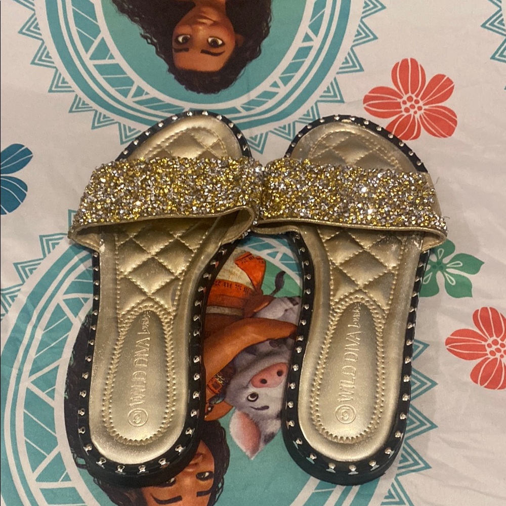 Wild Diva Gold and Black Sandals Elegant Slip-On Design